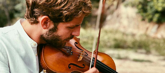 Joan Valls, R1 de pediatria i violinista: “El violí forma part de mi: no m’imagino un món sense música ni sense tocar”